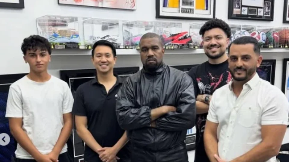 Kanye West fecha loja para os filhos e gasta milhares de dólares em cartas de Pokémon