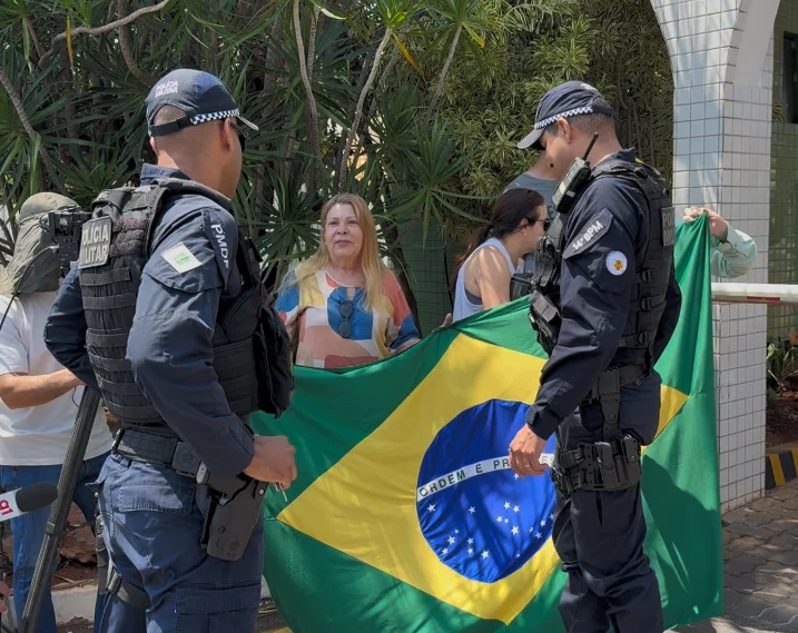 Polícia Militar retirando apoiadores de Flávio Bolsonaro da porta do condomínio do pai em Brasília