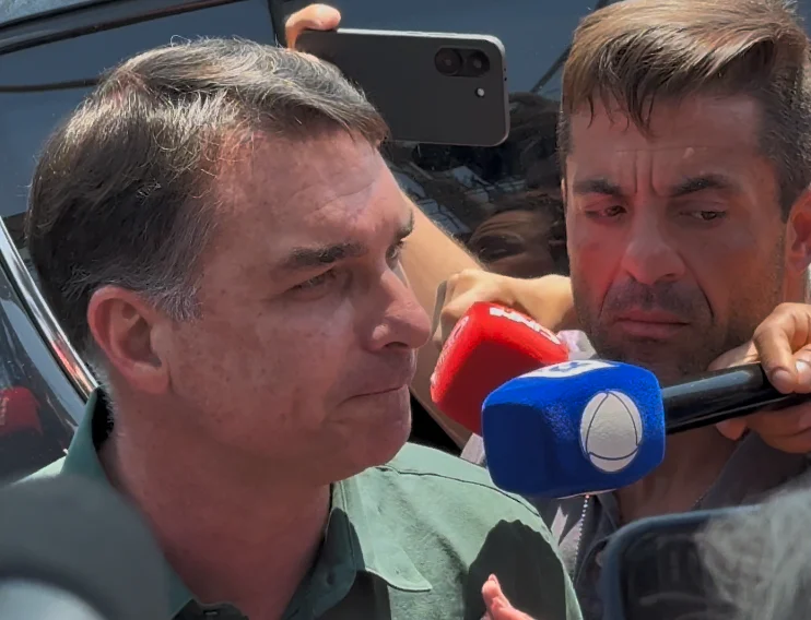 Flávio Bolsonaro falou com jornalistas após retomar as visitas ao ex-presidente Jair Bolsonaro.