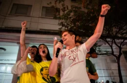Ato pró-Flávio no Mackenzie tem coro contra Erika Hilton