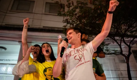 Ato pró-Flávio no Mackenzie tem coro contra Erika Hilton