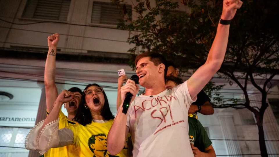 Ato pró-Flávio no Mackenzie tem coro contra Erika Hilton