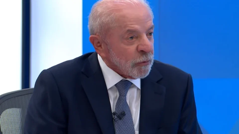 Após ficar atrás de Flávio no 1º turno, Lula assume culpa por resultado e desaprovação