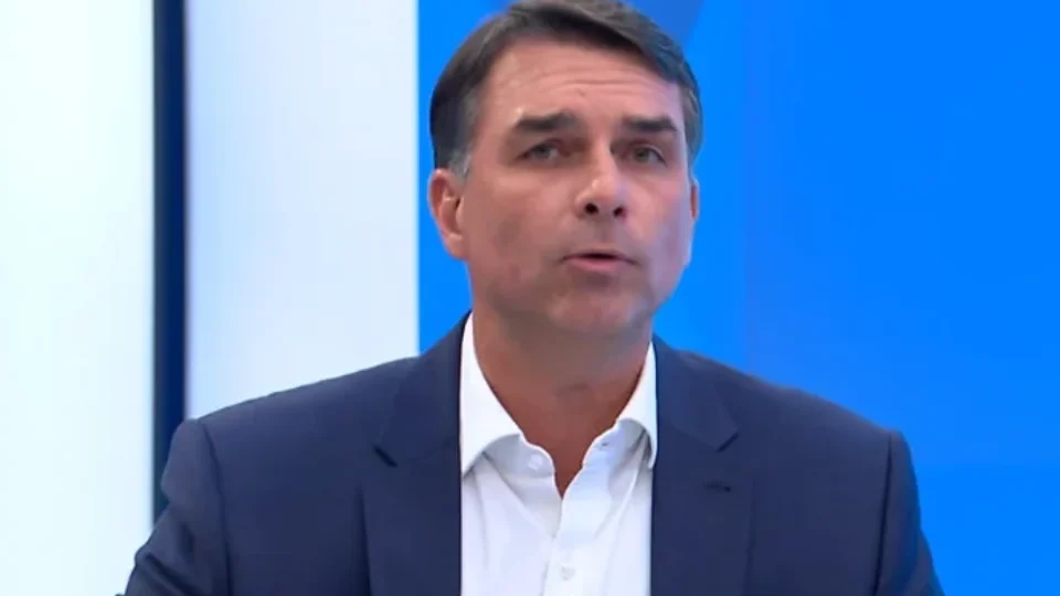 Flávio Bolsonaro promete manter fim da escala 6×1 caso seja eleito presidente