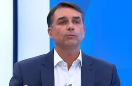 “O maior ajuste fiscal que o Brasil pode fazer é tirar o Lula”, diz Flávio Bolsonaro