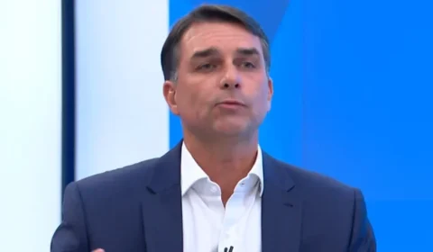 “O maior ajuste fiscal que o Brasil pode fazer é tirar o Lula”, diz Flávio Bolsonaro