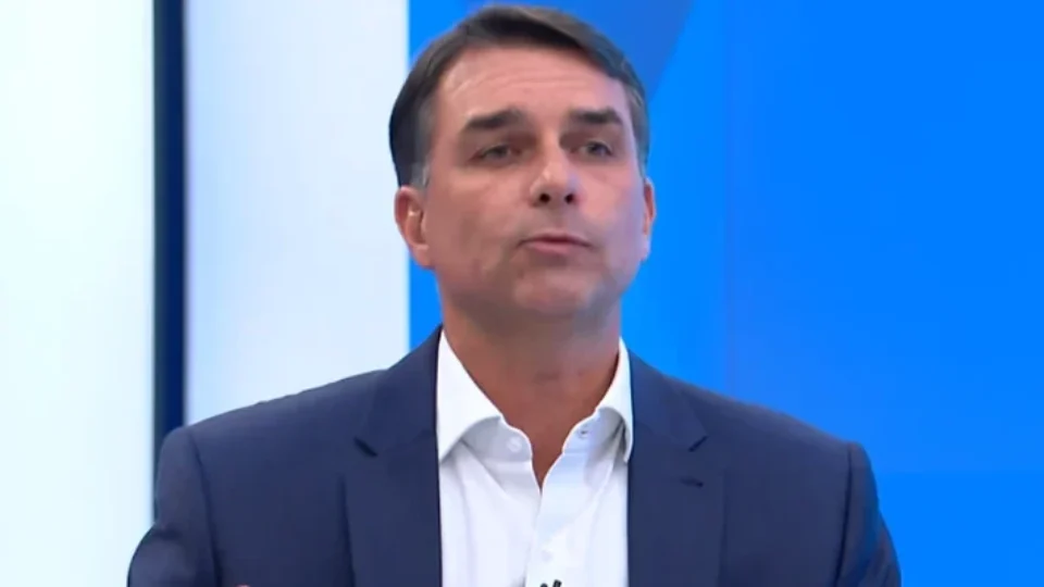 “O maior ajuste fiscal que o Brasil pode fazer é tirar o Lula”, diz Flávio Bolsonaro