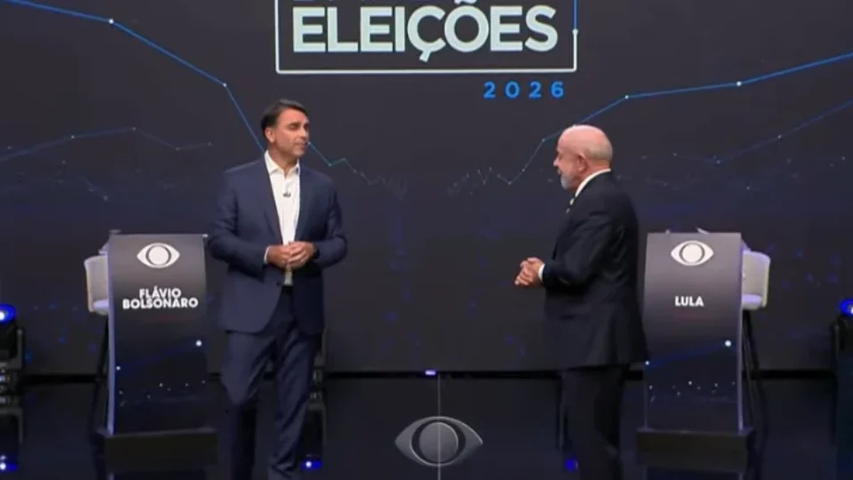 Lula cobra explicações sobre filme de Bolsonaro e Flávio rebate: “Vou te dar uma cortesia”