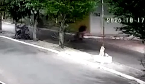 VÍDEO: Adolescente de 14 anos morre após perder controle de moto em Pernambuco; outra jovem fica ferida
