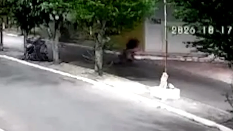 VÍDEO: Adolescente de 14 anos morre após perder controle de moto em Pernambuco; outra jovem fica ferida