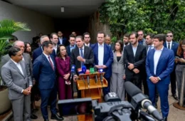 Hugo Motta e Centrão articulam voto distrital misto e mudanças nas eleições no Brasil; entenda a proposta
