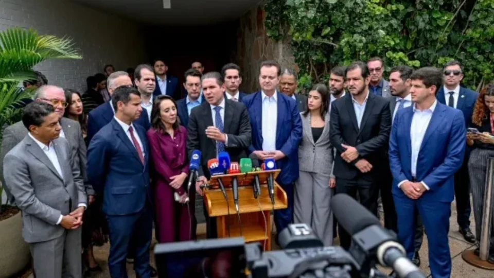 Hugo Motta e Centrão articulam voto distrital misto e mudanças nas eleições no Brasil; entenda a proposta