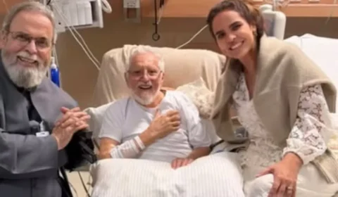 Carlos Alberto de Nóbrega reaparece sorridente após cirurgia no coração e recebe visita de padre