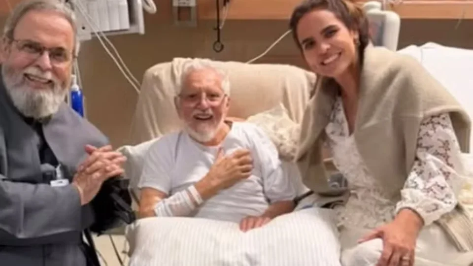 Carlos Alberto de Nóbrega reaparece sorridente após cirurgia no coração e recebe visita de padre