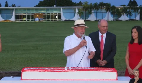 Após saída de Flávio para os EUA, Lula chama atitude de “vergonhosa” e critica família Bolsonaro