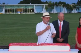 Lula apaga as velas durante comemoração de aniversário após reeleição