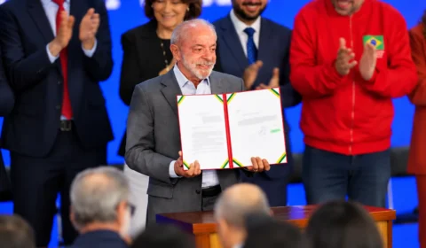 A quatro dias do 2º turno, Lula sanciona perdão de dívidas de MEIs e envia PEC de transporte gratuito ao Congresso