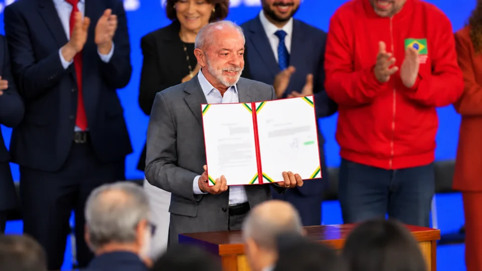 A quatro dias do 2º turno, Lula sanciona perdão de dívidas de MEIs e envia PEC de transporte gratuito ao Congresso
