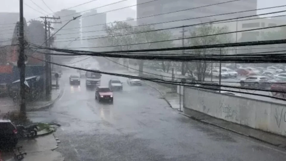 Chuva volta a cair em Manaus após poluição extrema