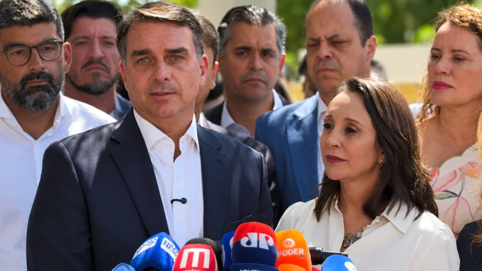 Podemos segue outros quatro partidos e declara apoio a Flávio Bolsonaro