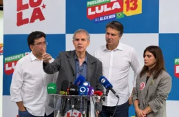 Camilo Santana acusa Flávio de não entregar sigilos e diz que Lula apresentou até cartão de Janja