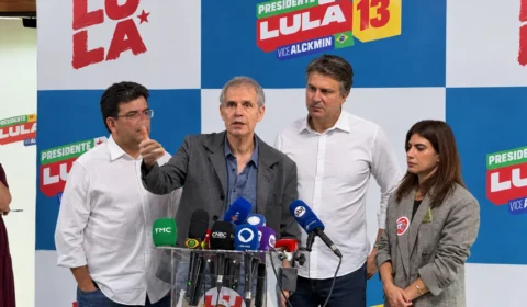 Camilo Santana acusa Flávio de não entregar sigilos e diz que Lula apresentou até cartão de Janja