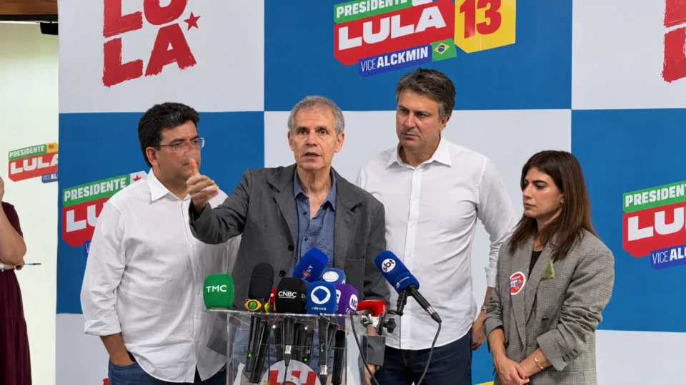 Camilo Santana acusa Flávio de não entregar sigilos e diz que Lula apresentou até cartão de Janja