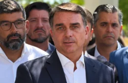 Flávio Bolsonaro promete acabar com reeleição e impedir candidatura do pai em 2030