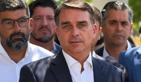 Flávio Bolsonaro promete acabar com reeleição e impedir candidatura do pai em 2030