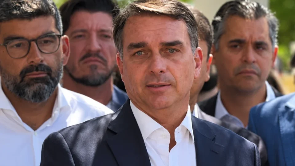Flávio Bolsonaro promete acabar com reeleição e impedir candidatura do pai em 2030