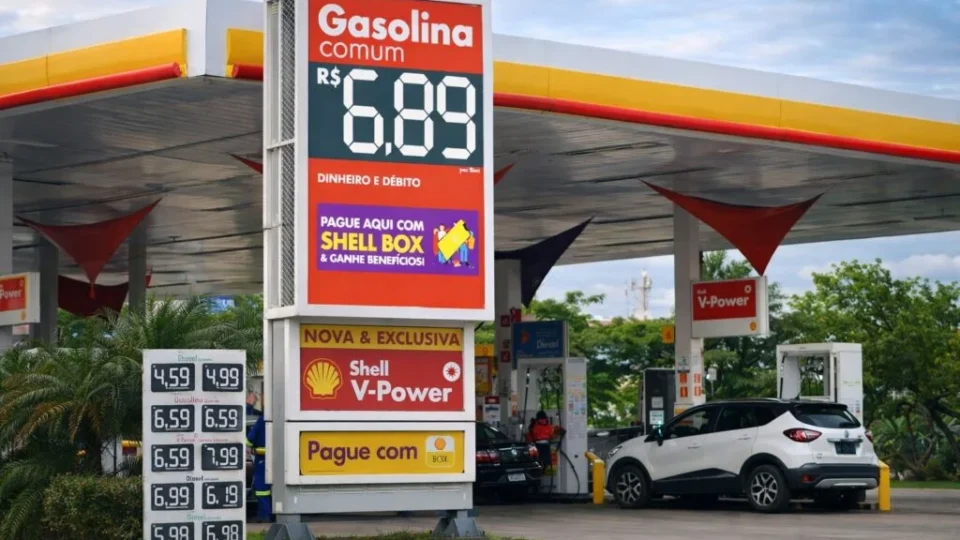 Às vésperas do 2º turno, governo zera impostos federais da gasolina para conter alta dos preços