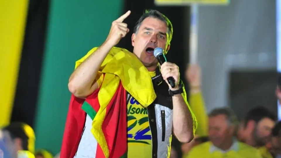 Flávio prepara reação após derrotas no Congresso e redução da vantagem sobre Lula
