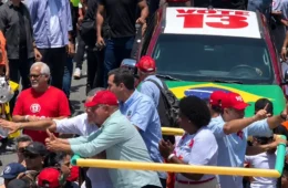 Lula chega a Copacabana e sobe no trio ao lado de Benedita da Silva, Eduardo Cavaliere e Eduardo Paes
