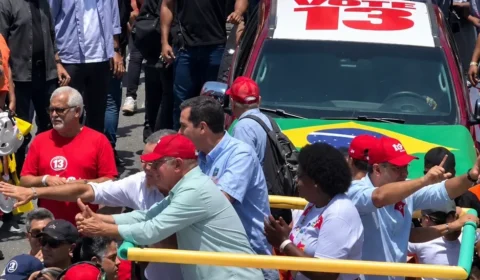 Lula chega a Copacabana e sobe no trio ao lado de Benedita da Silva, Eduardo Cavaliere e Eduardo Paes