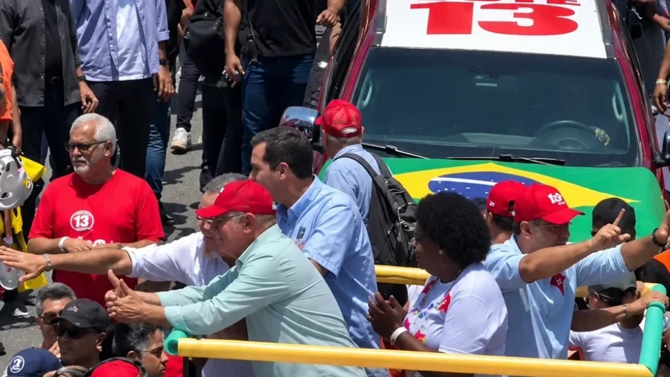 Lula chega a Copacabana e sobe no trio ao lado de Benedita da Silva, Eduardo Cavaliere e Eduardo Paes