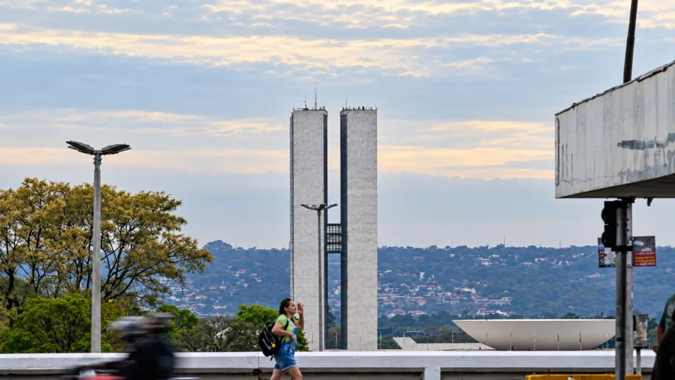 Brasília tem alerta de tempestade nesta terça (27), com ventos de até 60 km/h