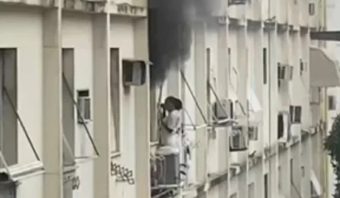 Mulher se abriga em parapeito para escapar de incêndio em prédio no Rio