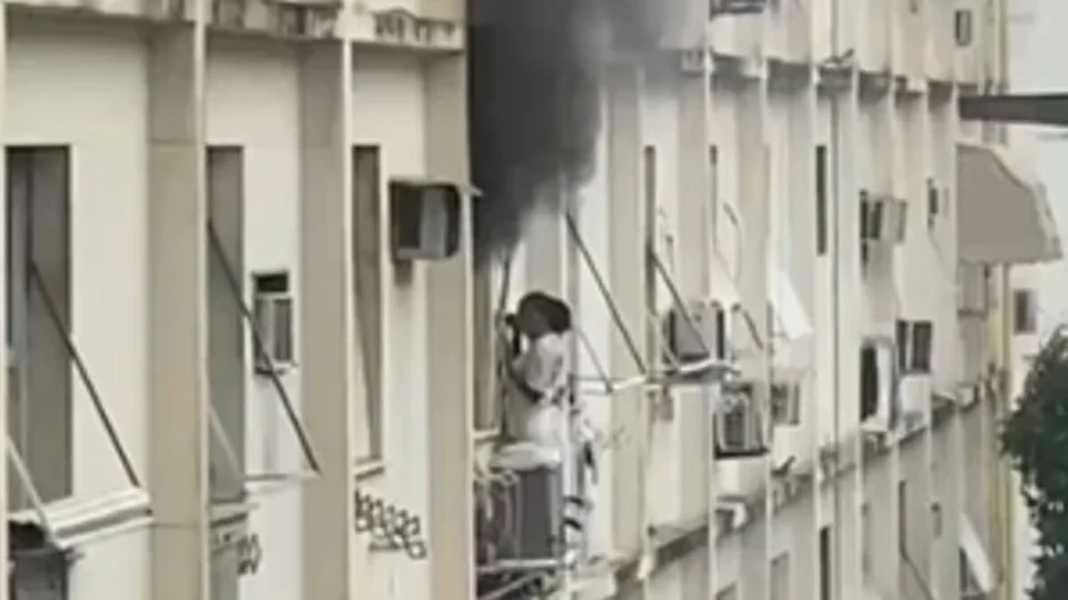 Mulher se abriga em parapeito para escapar de incêndio em prédio no Rio