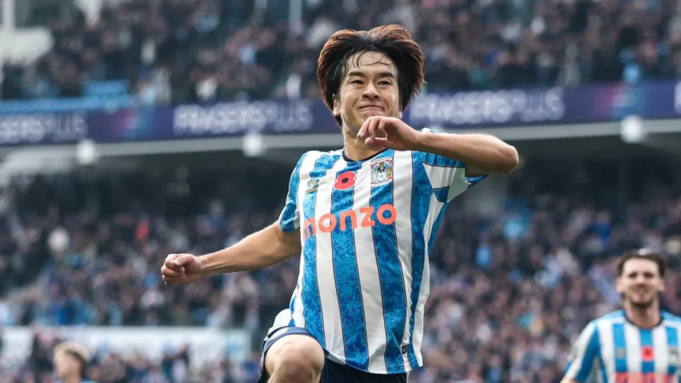 Coventry vence Sunderland por 3 a 1, deixa zona de rebaixamento e afunda rival na lanterna
