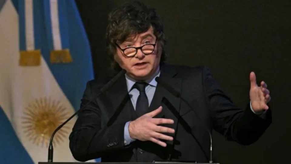 Milei volta a chamar Lula de “ladrão” e reforça apoio a Flávio Bolsonaro