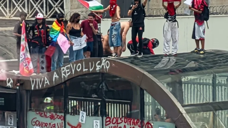 Tarcisio reage à depredação do metrô em ato pró-Lula