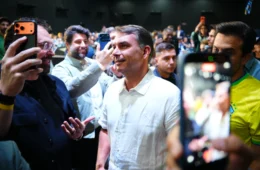 Flávio Bolsonaro reúne influenciadores que somam 200 milhões de seguidores em evento de campanha