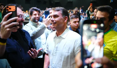 Flávio Bolsonaro reúne influenciadores que somam 200 milhões de seguidores em evento de campanha