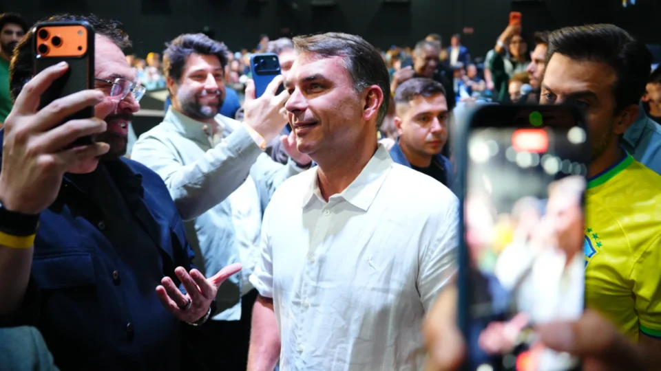 Flávio Bolsonaro reúne influenciadores que somam 200 milhões de seguidores em evento de campanha