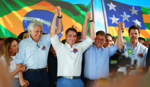Caiado anuncia apoio a Flávio Bolsonaro no 2º turno contra Lula