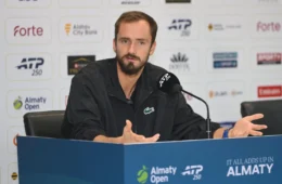 Medvedev acerta bolada no olho de torcedor e é desclassificado contra Djokovic