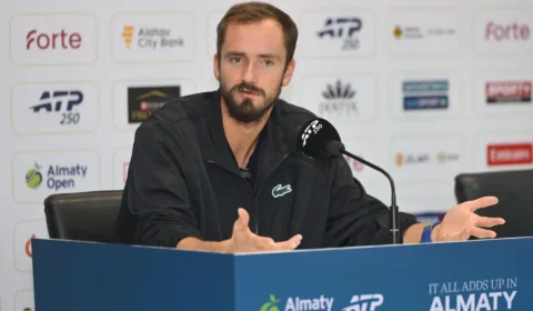 Medvedev acerta bolada no olho de torcedor e é desclassificado contra Djokovic