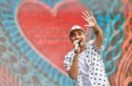 João Gomes quebra silêncio político durante show e defende a democracia após ameaça