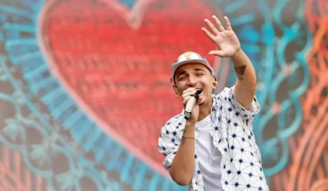 João Gomes quebra silêncio político durante show e defende a democracia após ameaça