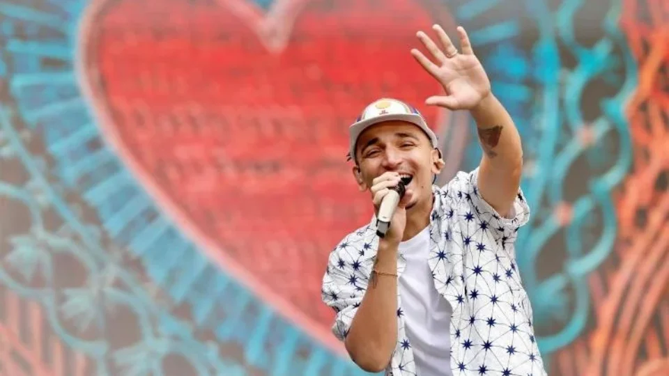 João Gomes quebra silêncio político durante show e defende a democracia após ameaça